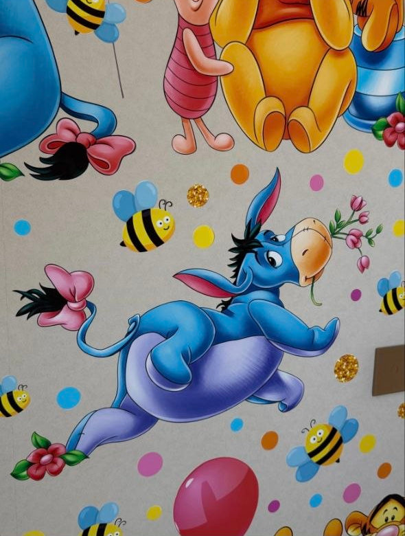 Dettaglio adesivo murale di Ih-Oh di Winnie the Pooh che salta con un fiore in bocca, decorazione Disney per bambini.