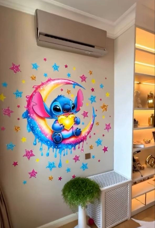 Adesivo murale Stitch sulla luna con stelle colorate. Decorazione cameretta Disney Stitch con cuore giallo e glitter.