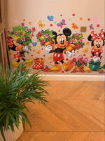 Adesivi murali Topolino e Minnie giardinieri con fiori e farfalle. Decorazione pareti Disney per cameretta bambini.