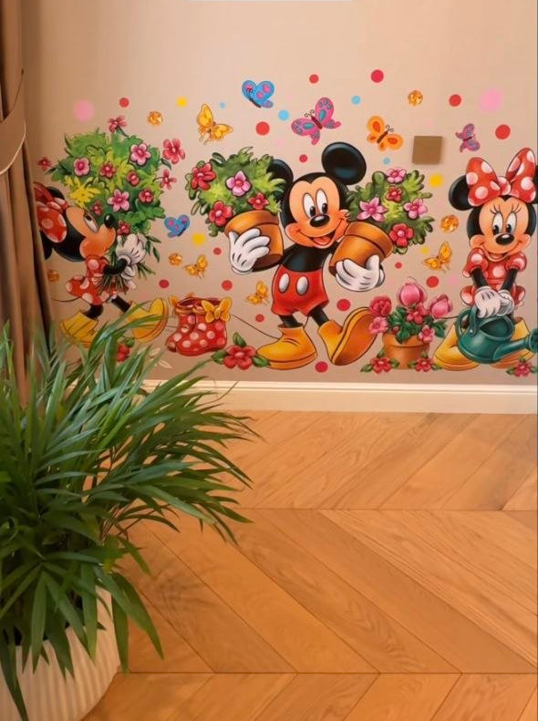 Adesivi murali Topolino e Minnie giardinieri con fiori e farfalle. Decorazione pareti Disney per cameretta bambini.