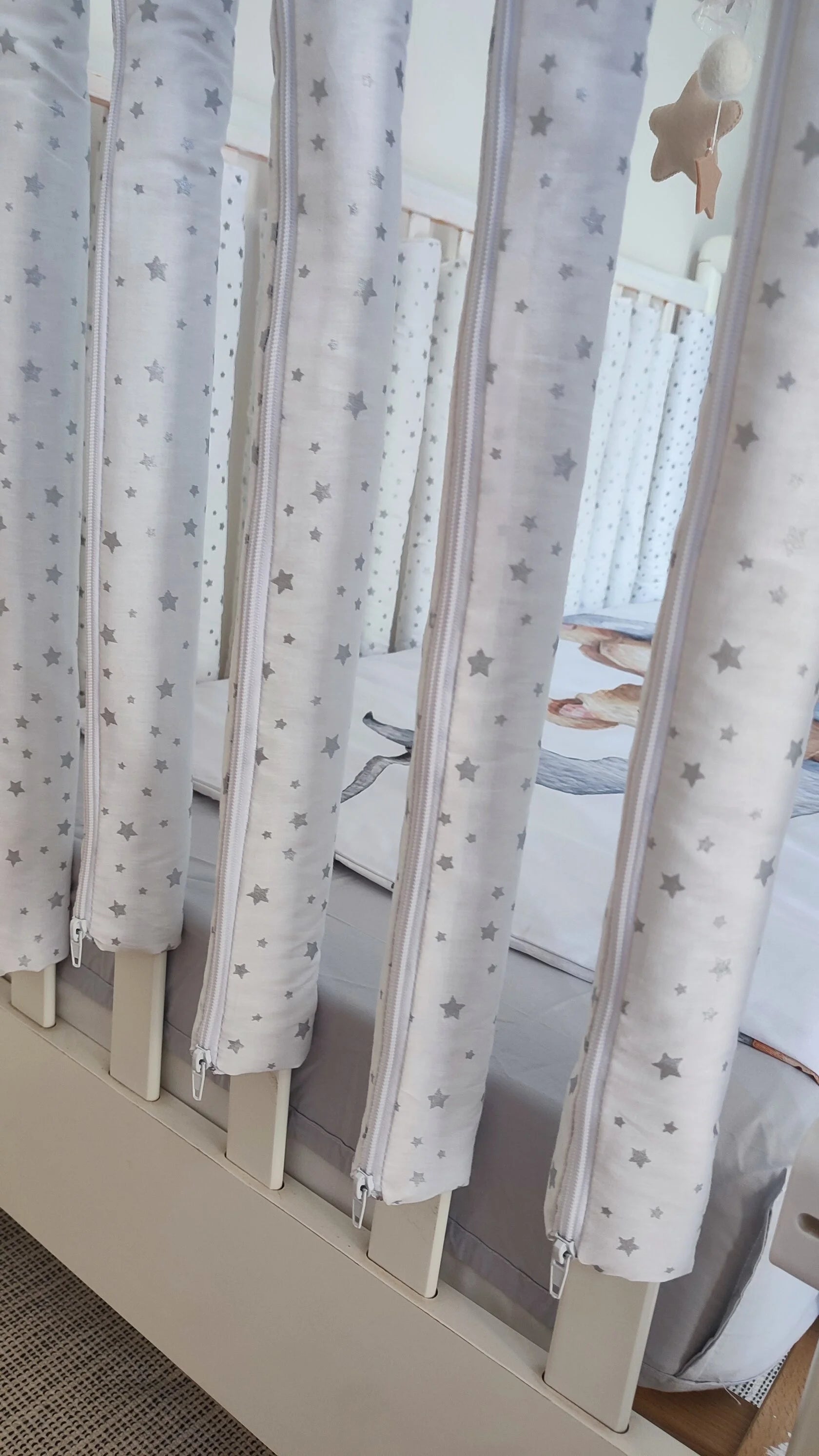 Paracolpi tubolari per lettino con cerniera, rivestimento in cotone bianco a stelle grigie, protezione singola per sbarre neonato