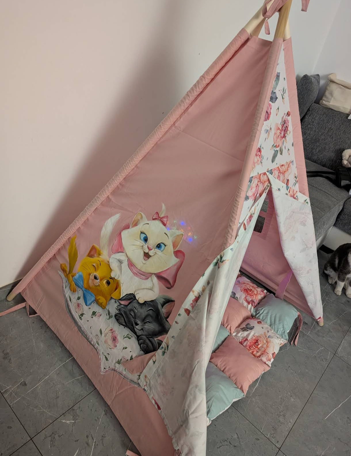 teepee bambina rosa con fratelli gatti biancp nero e beige dipinti a mano, pannelli decorati con fiori, pompon e cuscini coordinati