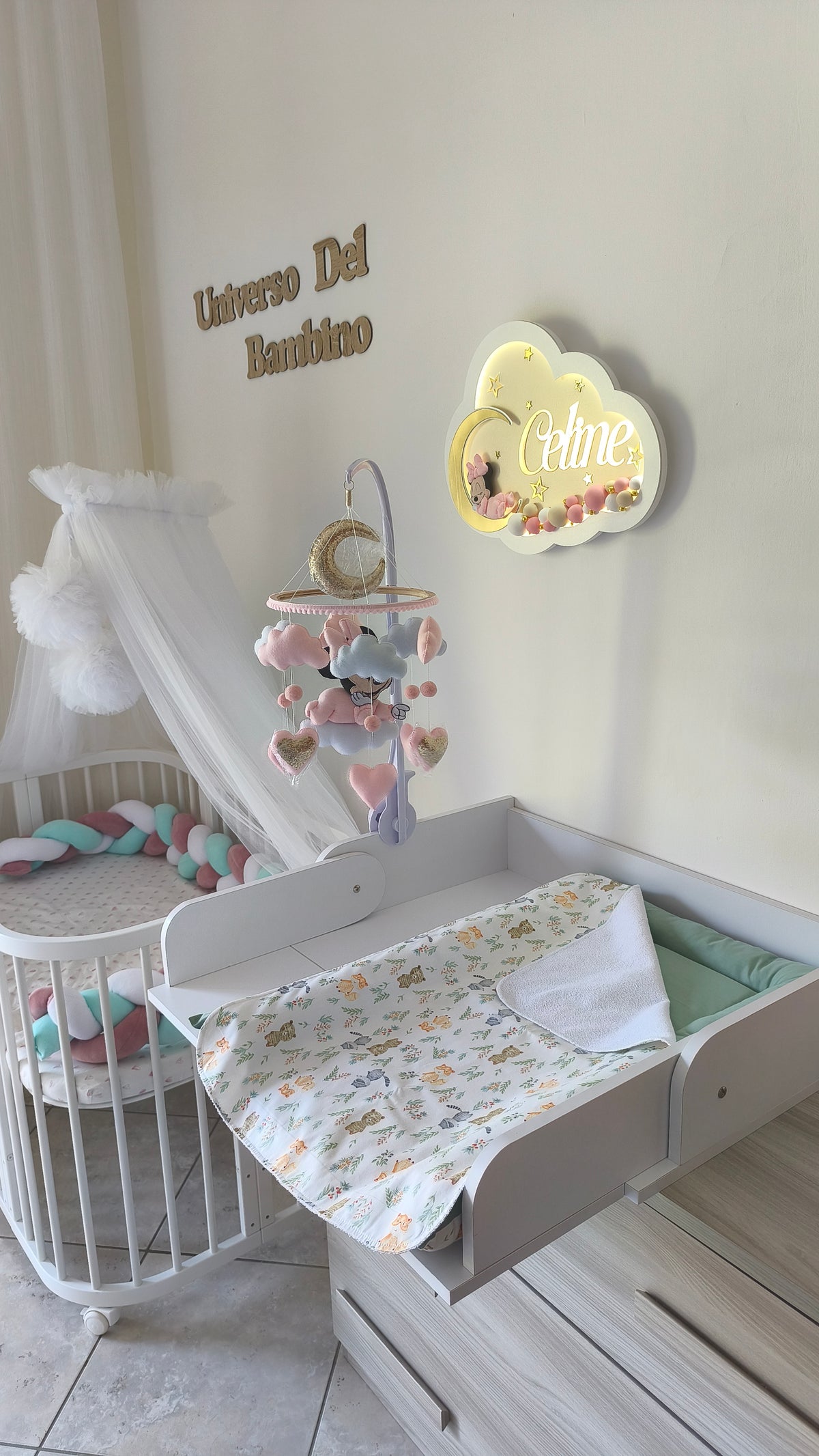 Arredo cameretta neonata con culla, fasciatoio, giostrina e lampada led a nuvola personalizzata