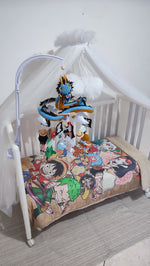Mobile lettino legno One Piece montato con drago Kaido in feltro, nuvole e bandiere pirati, regalo nascita neonato anime.
