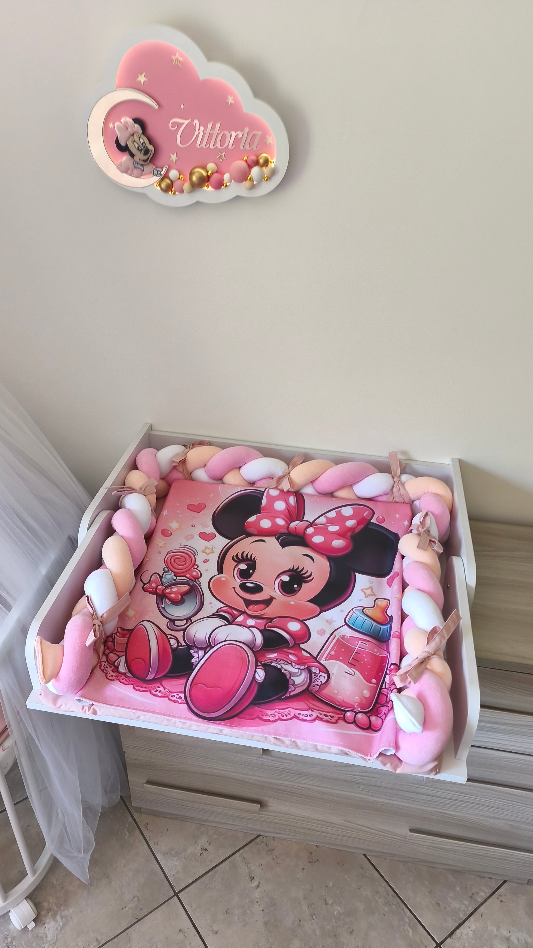 Fasciatoio con materassino di Minnie e lampada a nuvola personalizzata, arredo neonata sui toni del rosa