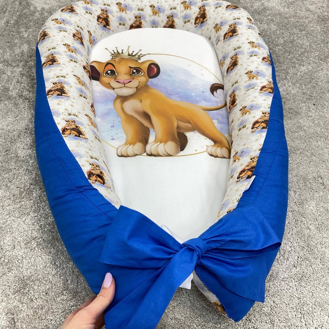Riduttore lettino bimbo blu reale con fiocco, culla nido neonati a tema Simba Re Leone con corone.