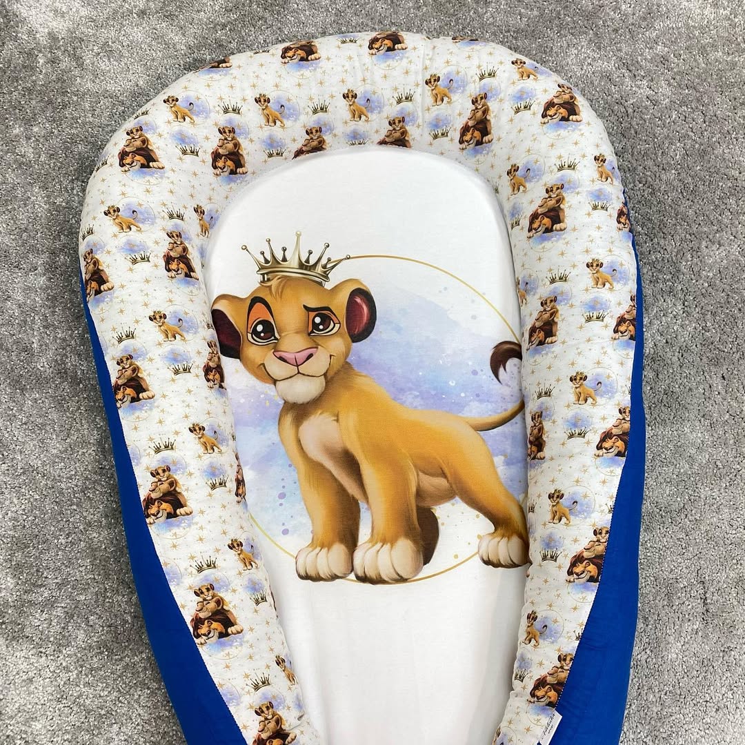 Riduttore lettino bimbo Re Leone Disney blu reale, culla nido neonati bianco e azzurro con Simba.