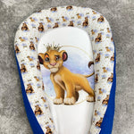 Riduttore lettino bimbo Re Leone Disney blu reale, culla nido neonati bianco e azzurro con Simba.