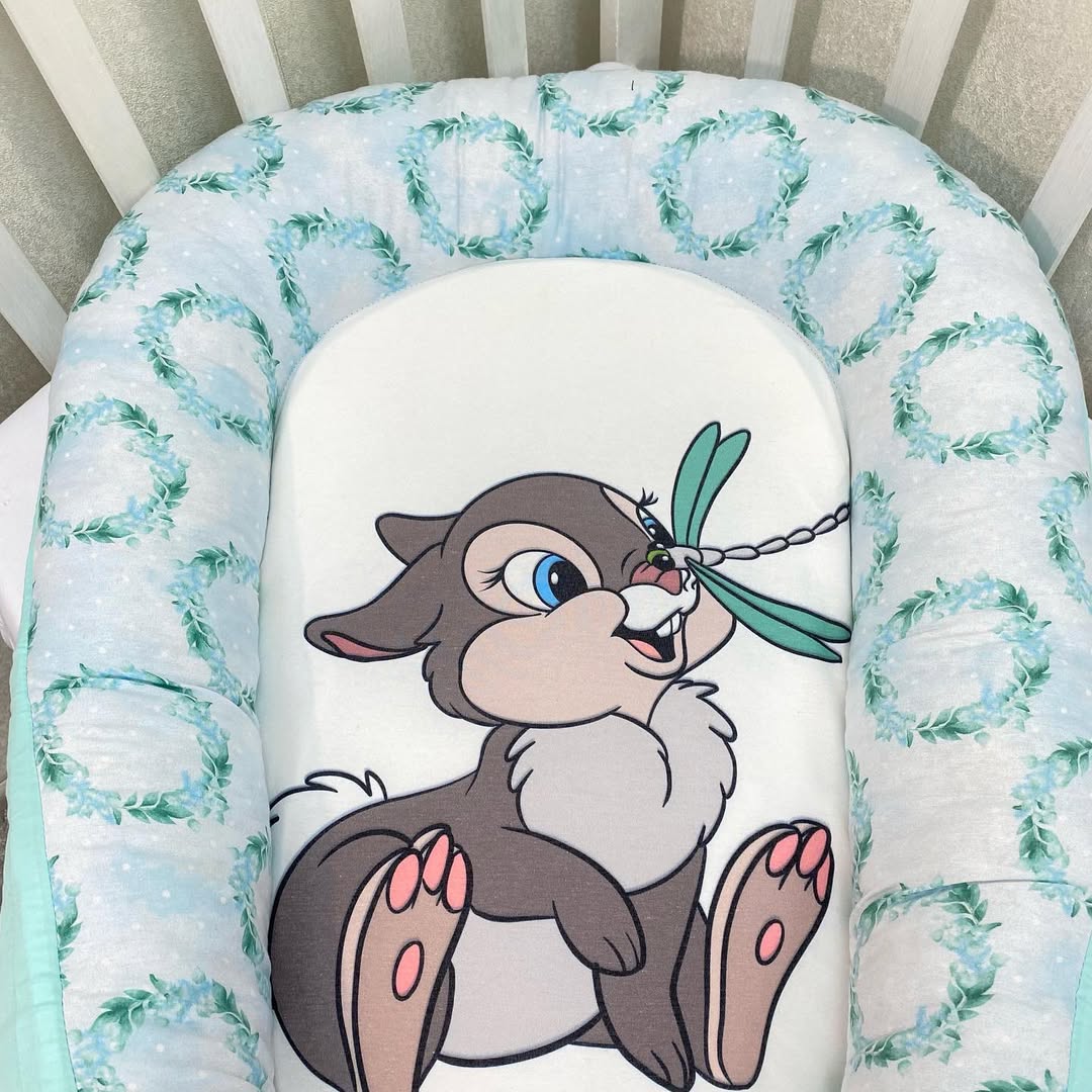 Riduttore lettino neonato verde menta con fiocco e stampa Tamburino di Bambi, culla riduttore nido.