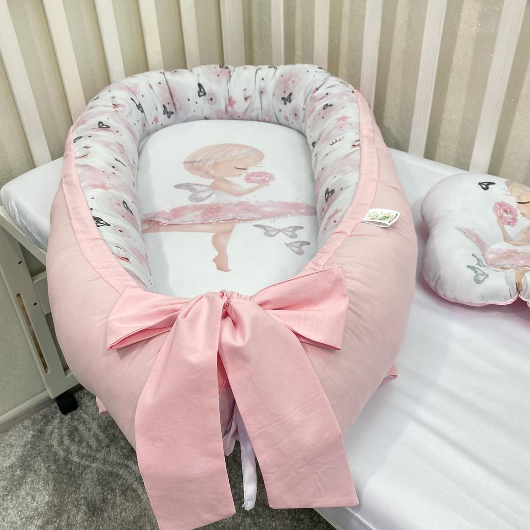Baby nest neonata set completo con cuscino abbinato, stampa fata ballerina con farfalle, bordo e fiocco rosa cipria