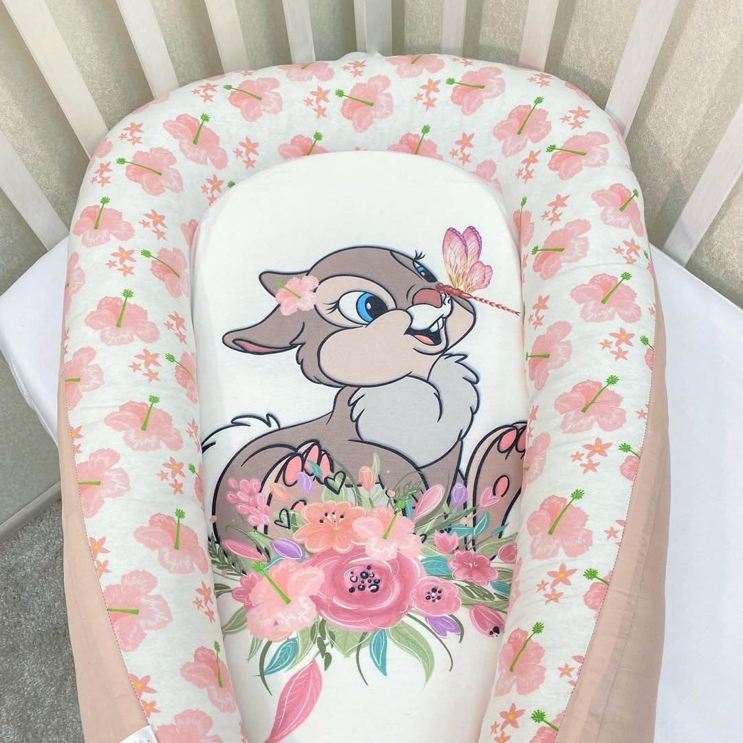 Baby nest nido neonato personalizzato Tamburino bianco stampa fiori ibisco rosa e bordo beige, fatto a mano