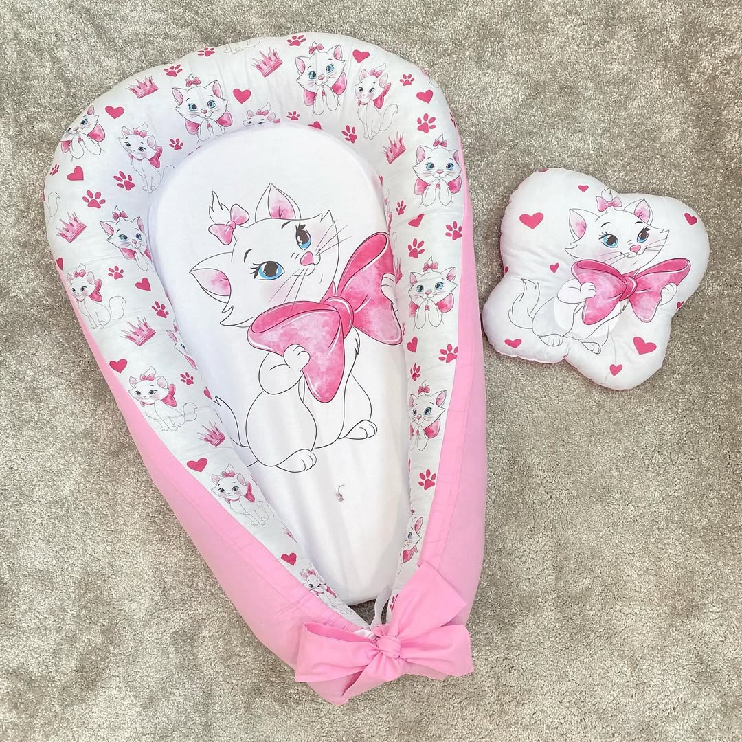 Baby nest rosa con cuscino a farfalla per neonata personalizzato, culla riduttore con stampa gatta Minou per corredo nascita bambina.