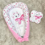 Baby nest rosa con cuscino a farfalla per neonata personalizzato, culla riduttore con stampa gatta Minou per corredo nascita bambina.