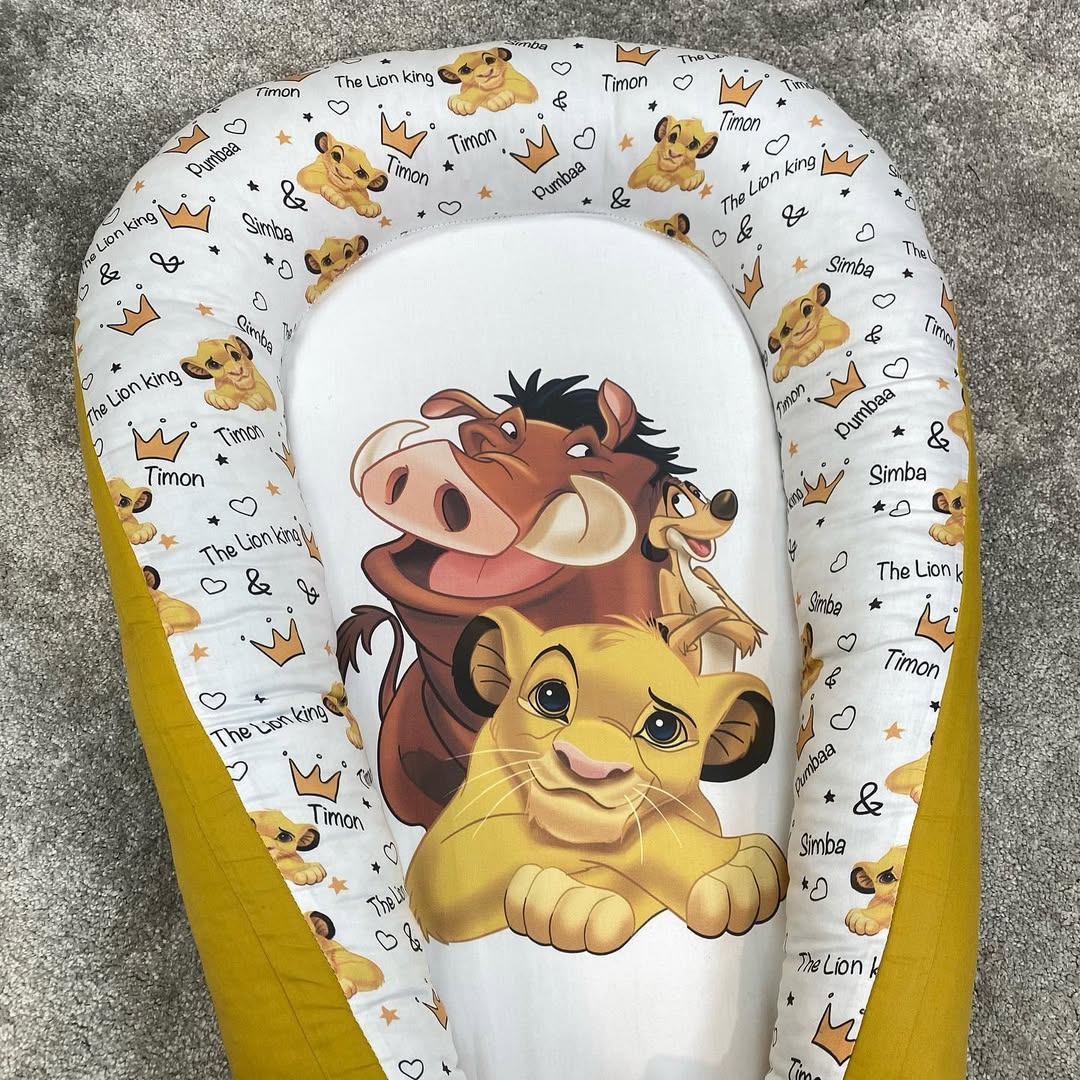 Riduttore lettino ocra con fiocco, culla nido neonati bianco a cuori e corone con stampa Disney.
