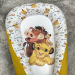 Riduttore lettino ocra con fiocco, culla nido neonati bianco a cuori e corone con stampa Disney.