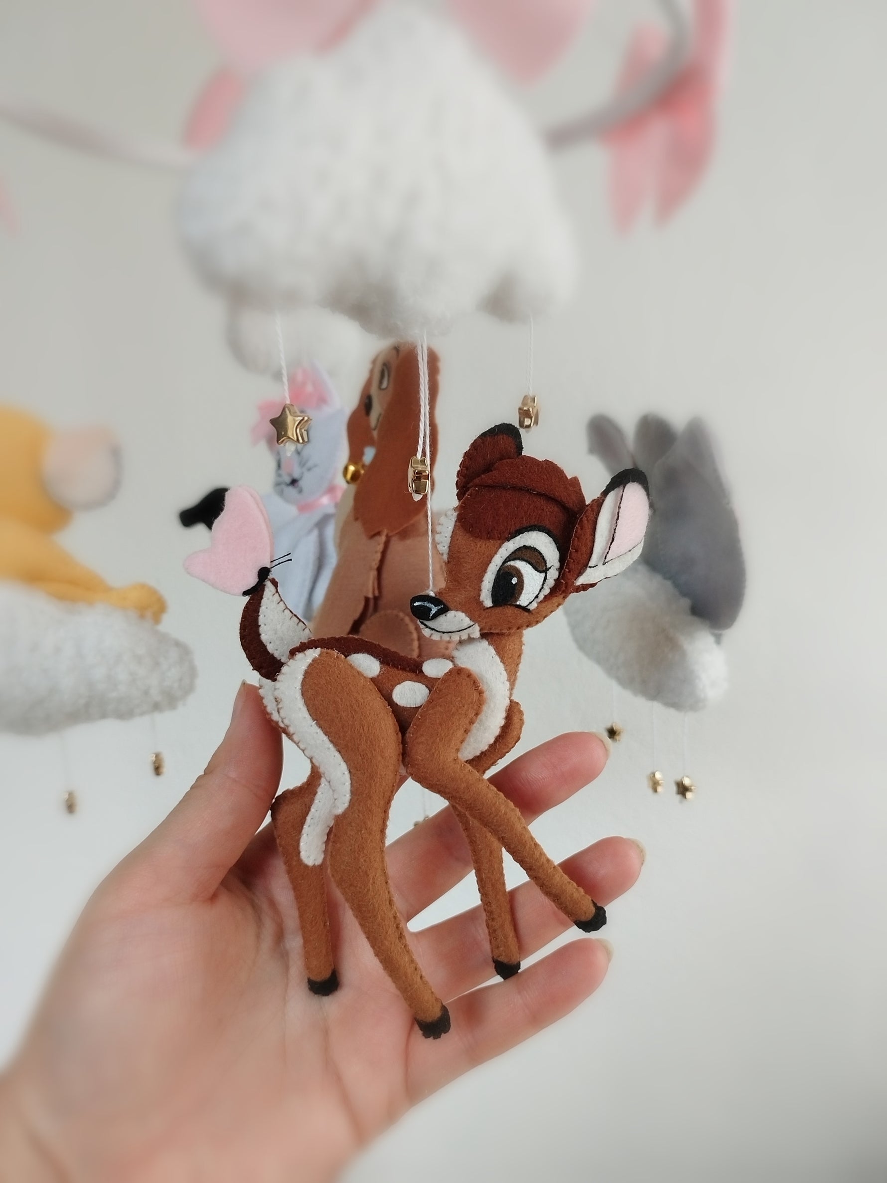 Cerbiatto Bambi in feltro fatto a mano per giostrina neonato con nuvole soffici e stelline dorate