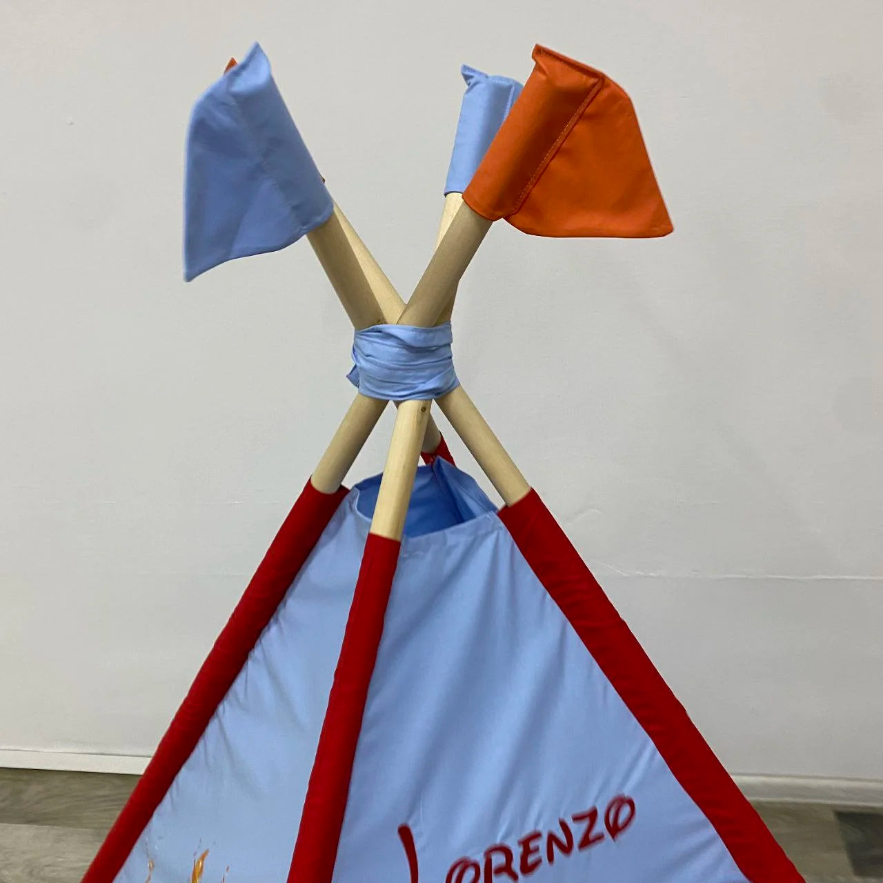 Tenda tipi/teepee/wigwam bambini  Azzurro/celeste, dipinta a mano tema topolino cartone animato, personalizzata con nome, materassino imbottito, cuscino e pali pieghevoli inclusi