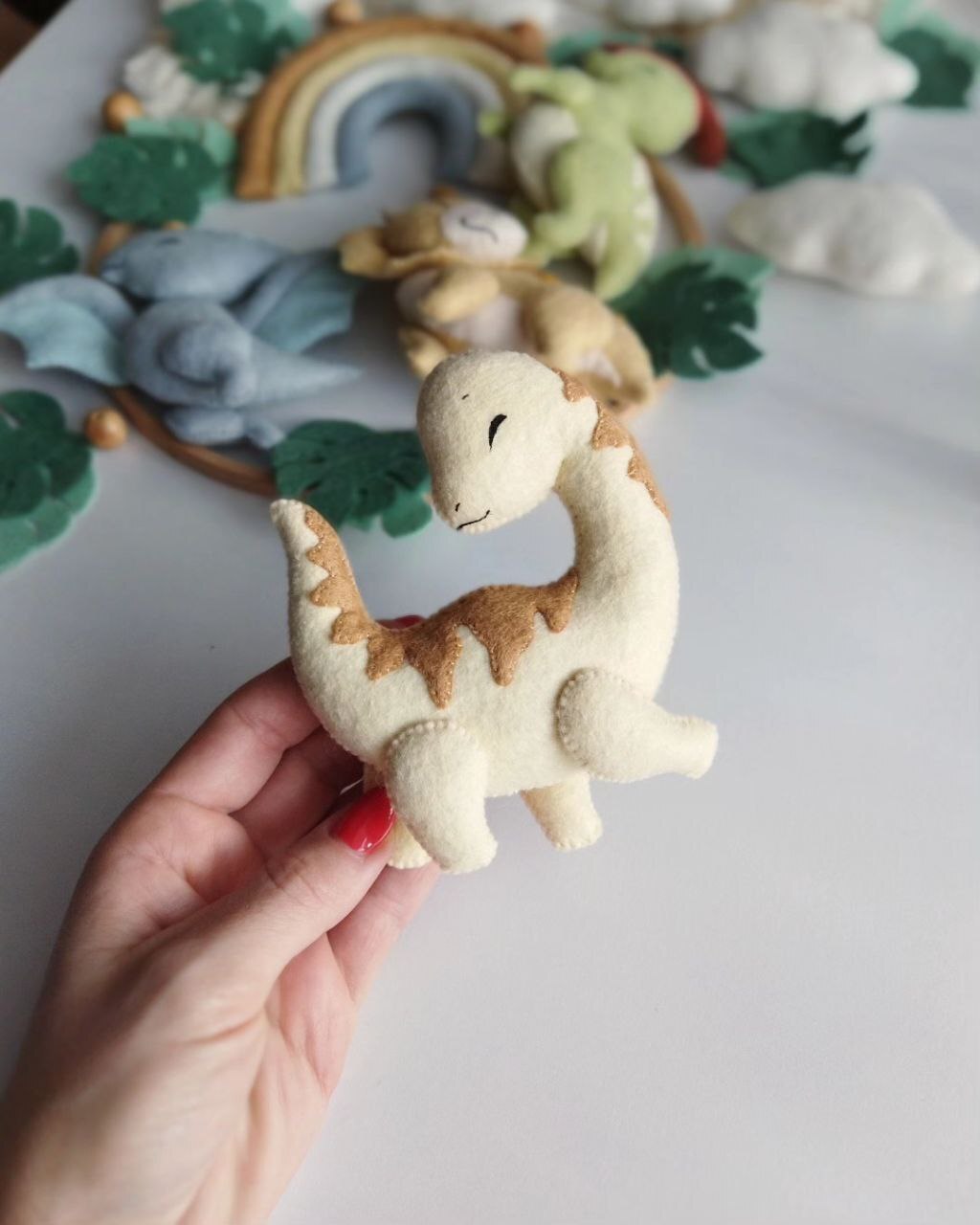 Giostrina musicale culla personalizzata dinosauro cucito a mano in feltro, cerchio legno carillon cameretta neonato