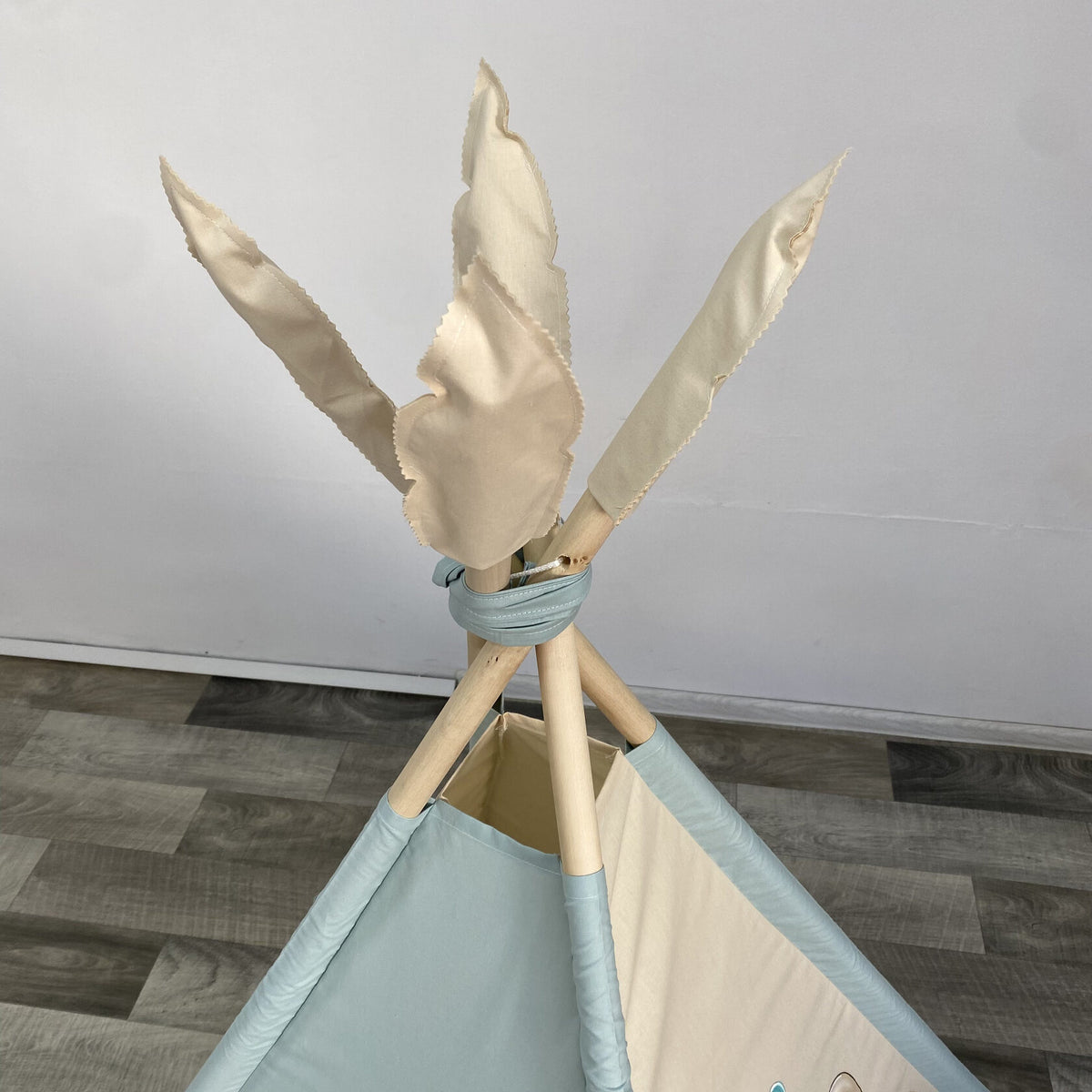 bandierine piume decoratibe beige sulla teepee tenda giochi