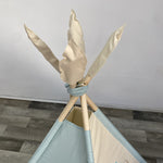 bandierine piume decoratibe beige sulla teepee tenda giochi