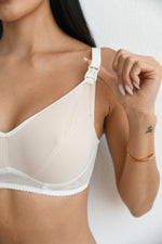 Primo piano gancio one-hand reggiseno gravidanza Silky Beauty color panna, apertura rapida per allattare facilmente