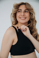 Top gravidanza e allattamento Simple&Basic nero, gancio clip sulla bretella, donna sorridente, morbido e contenitivo