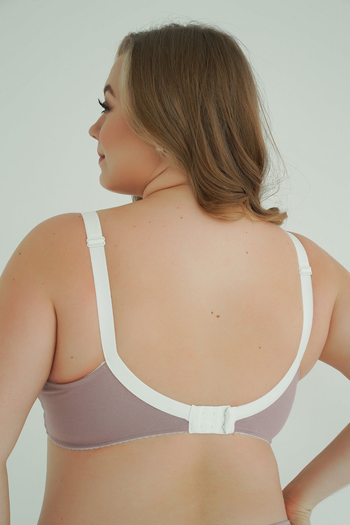 Vista posteriore reggiseno gravidanza Soft&Lace lilla curvy, bretelle bianche larghe regolabili, chiusura posteriore