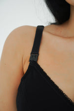 Dettaglio clip apertura rapida reggiseno allattamento Soft&Lace nero, bretella nera con pizzo, senza ferretto 