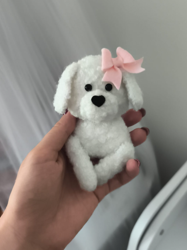 Cagnolino bianco in rilievo 3D con fiocco rosa tenuto in mano, decorazione della luce notturna per bambina