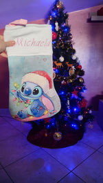 Calza di Natale azzurra dipinta a mano con illustrazione di Stitch con cappello di Babbo Natale, luci colorate e cuoricini.