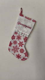 Calza di Natale bianca personalizzata con nome ricamato in rosso, trama fitta di fiocchi di neve rossi e pom pom bianchi