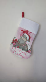 Calza di Natale rosa dipinta a mano per il primo Natale con illustrazione del coniglietto Tamburino e una farfalla.