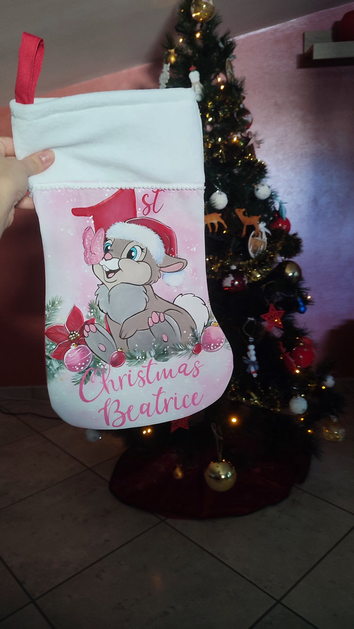 Calza di Natale rosa dipinta a mano per il primo Natale con illustrazione del coniglietto Tamburino e pom pom bianchi.