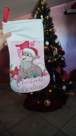Calza di Natale rosa dipinta a mano per il primo Natale con illustrazione del coniglietto Tamburino e pom pom bianchi.
