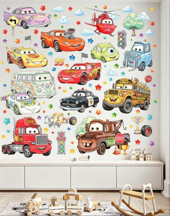 Cameretta decorata con adesivi murali Disney Cars. Saetta McQueen e personaggi applicati su parete bianca sopra i mobili.