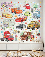 Cameretta decorata con adesivi murali Disney Cars. Saetta McQueen e personaggi applicati su parete bianca sopra i mobili.