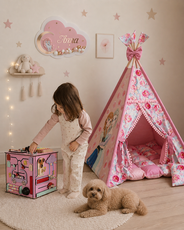 Cameretta bambina con teepee floreale, busy cube rosa e cartello nome personalizzato