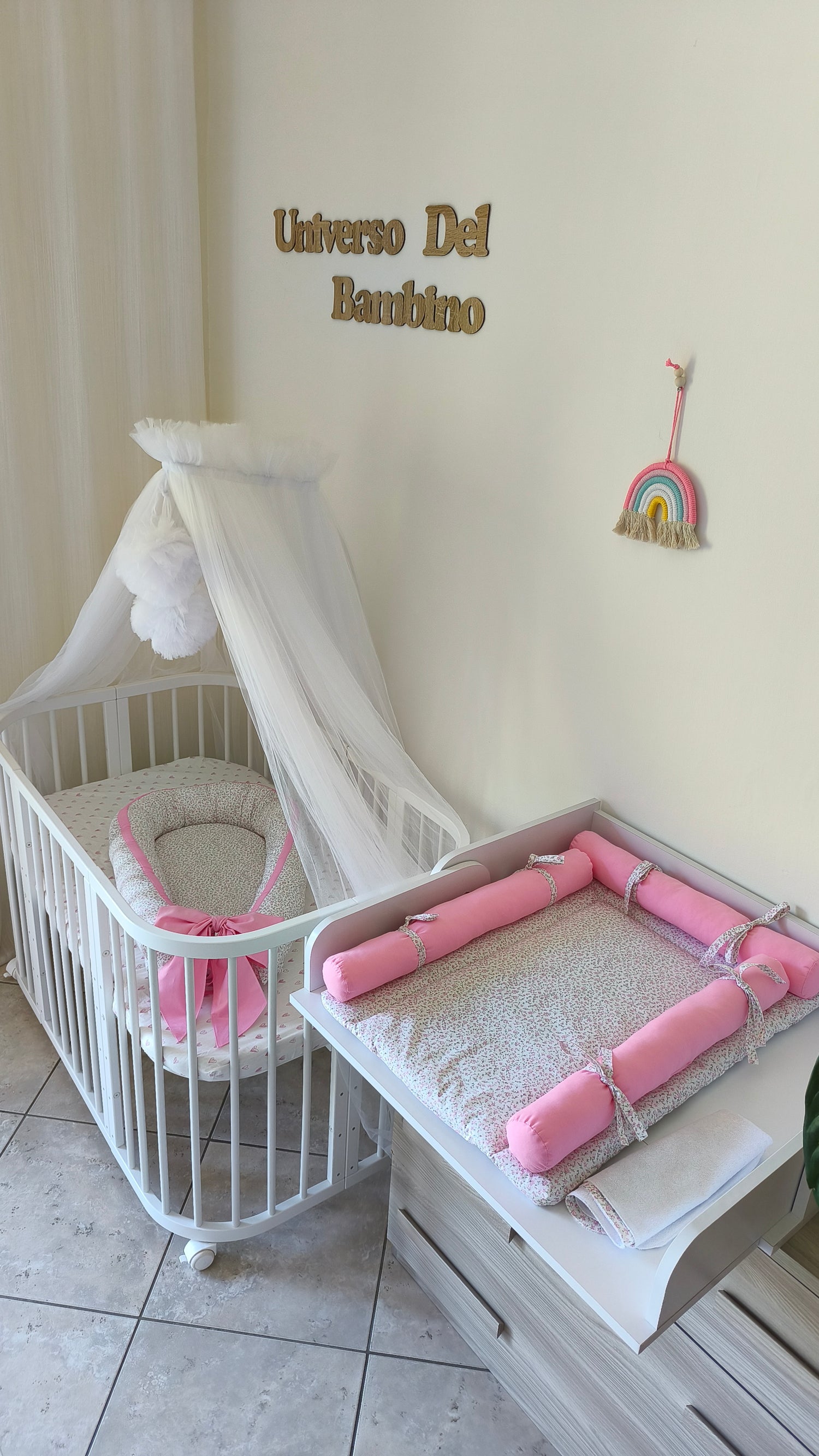 Cameretta neonata con riduttore lettino rosa e materassino fasciatoio con rulli, fantasia floreale coordinata