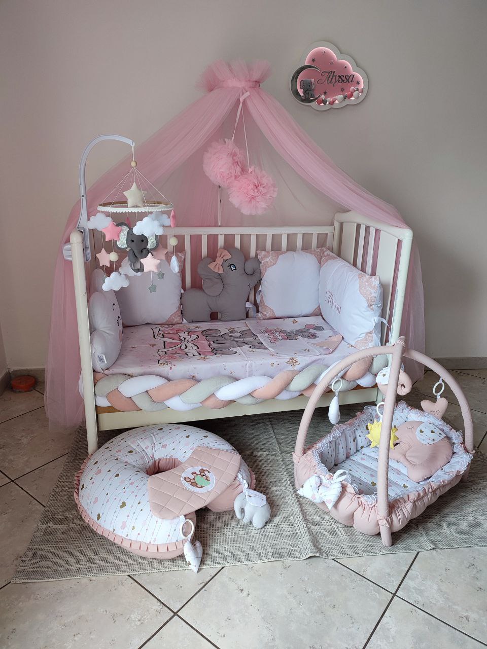 Cameretta neonata rosa antico tema elefantino – set completo lettino, baldacchino tulle, cuscino allattamento 3 in 1, riduttore palestrina e mobile musicale personalizzato