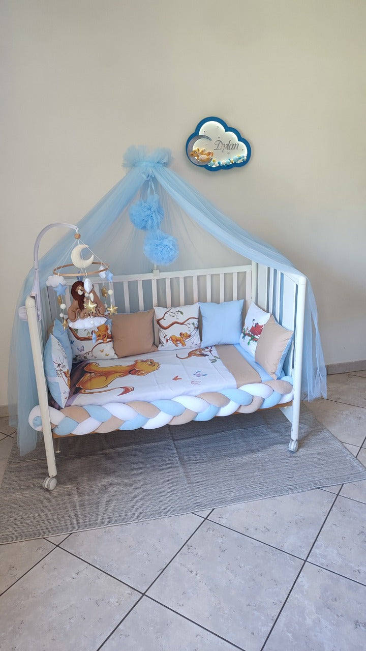 Cameretta neonato tema Re Leone con giostrina feltro, lettino baldacchino azzurro e luce nuvola personalizzata