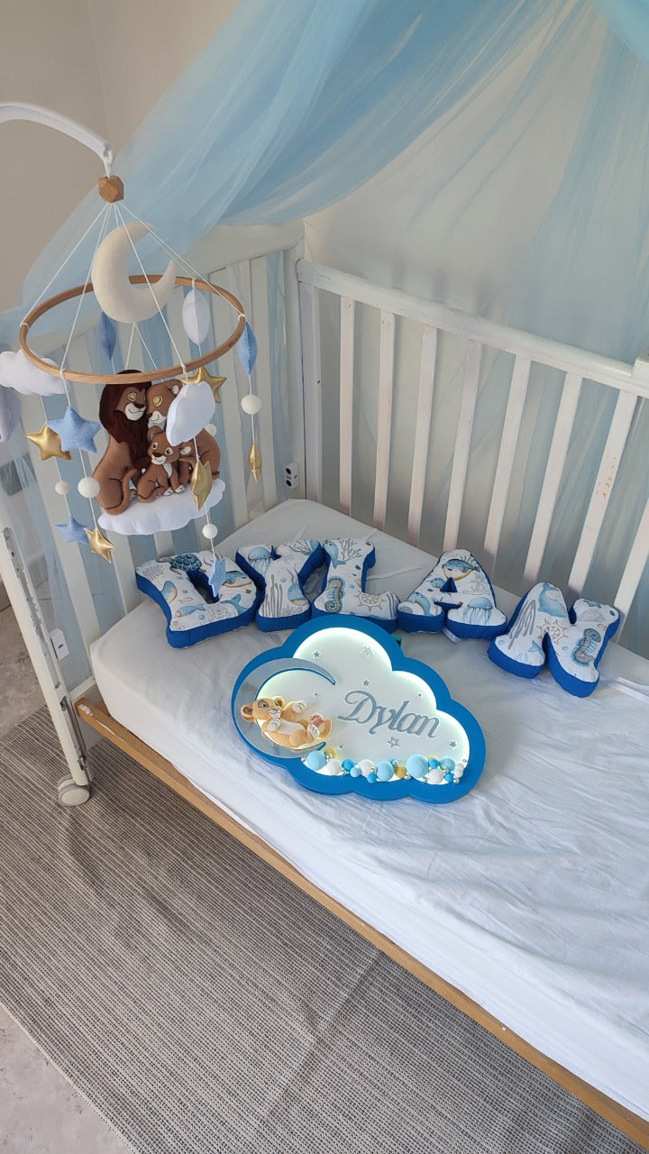 Allestimento lettino neonato Re Leone, giostrina feltro cucita a mano lettere nome cuscino luce nuvola blu