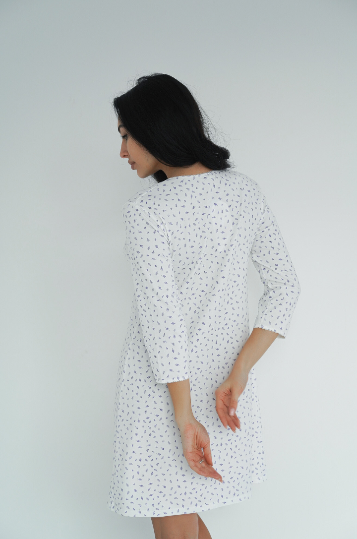 Retro della camicia da notte premaman e allattamento bianco panna con stampa a foglioline lilla e maniche a 3/4