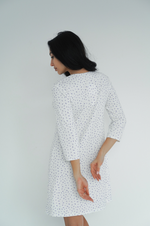 Retro della camicia da notte premaman e allattamento bianco panna con stampa a foglioline lilla e maniche a 3/4