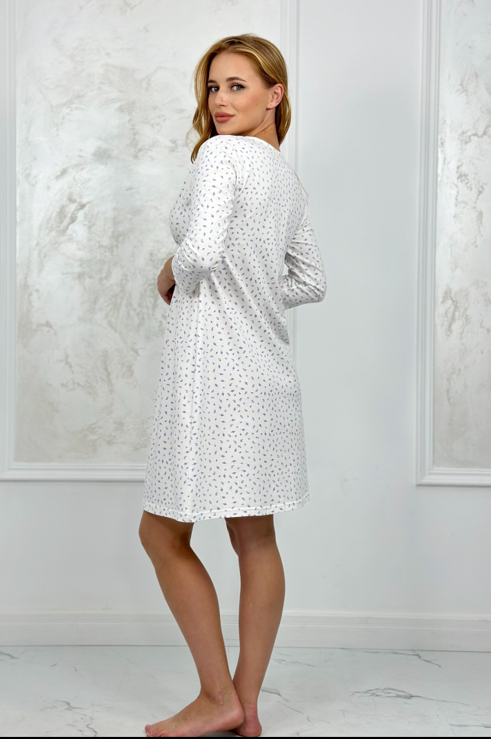 Camicia da notte premaman e allattamento bianco panna a foglioline lilla, maniche a 3/4 e lunghezza al ginocchio, vista di tre quarti
