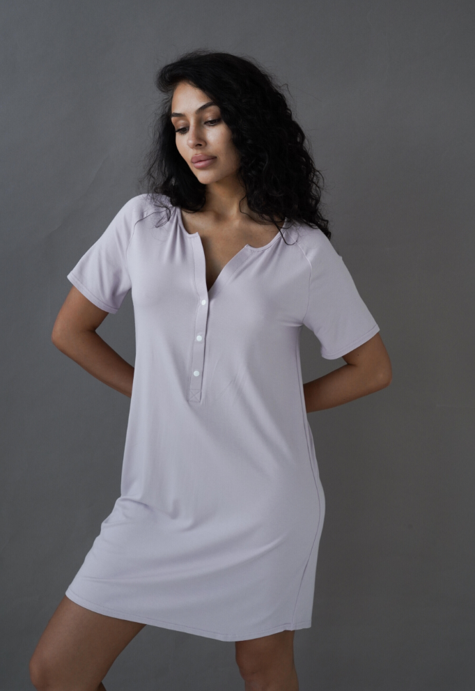 Camicia da notte premaman e allattamento lilla polvere a maniche corte raglan con bottoni automatici sul davanti, vista frontale