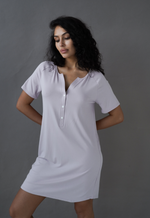Camicia da notte premaman e allattamento lilla polvere a maniche corte raglan con bottoni automatici sul davanti, vista frontale