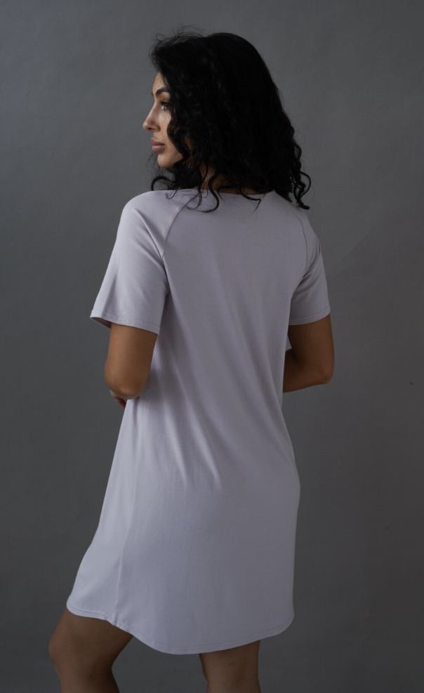 Retro della camicia da notte premaman e allattamento lilla polvere, linea morbida a maniche corte con orlo arrotondato