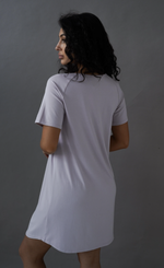 Retro della camicia da notte premaman e allattamento lilla polvere, linea morbida a maniche corte con orlo arrotondato