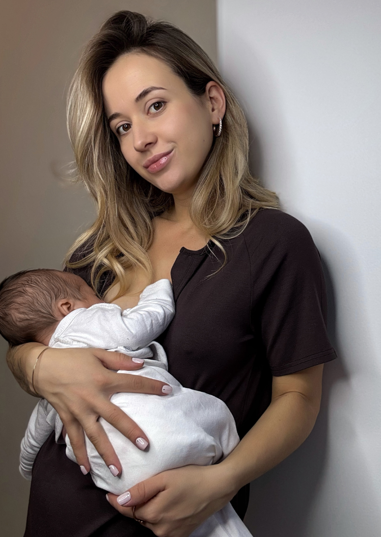Mamma allatta il neonato con la camicia da notte allattamento marrone cioccolato, apertura con bottoni automatici facile da usare