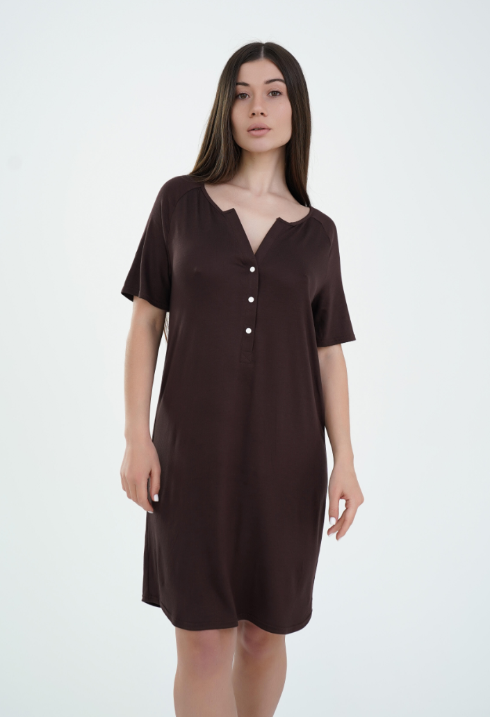 Camicia da notte premaman e allattamento marrone cioccolato a maniche corte con scollo a V e bottoni automatici, vista frontale